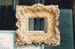 Réparation de cadres ouvragés en bois avec opération de nettoyage et restauration de moulures   